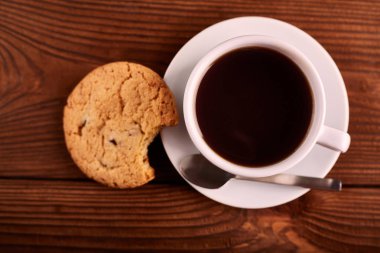 Kahve ve çikolata ile ev yapımı kurabiyeler. El yapımı çikolata kurabiye ve fincan espresso ahşap masa üzerinde. Lezzetli parçacıklı kurabiye yığını. Noel kurabiyeleri. Bisküvi. Yulaf bisküvi.