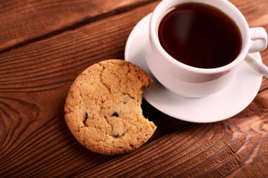 Kahve ve çikolata ile ev yapımı kurabiyeler. El yapımı çikolata kurabiye ve fincan espresso ahşap masa üzerinde. Lezzetli parçacıklı kurabiye yığını. Noel kurabiyeleri. Bisküvi. Yulaf bisküvi.