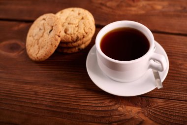 Kahve ve çikolata ile ev yapımı kurabiyeler. El yapımı çikolata kurabiye ve fincan espresso ahşap masa üzerinde. Lezzetli parçacıklı kurabiye yığını. Noel kurabiyeleri. Bisküvi. Yulaf bisküvi.