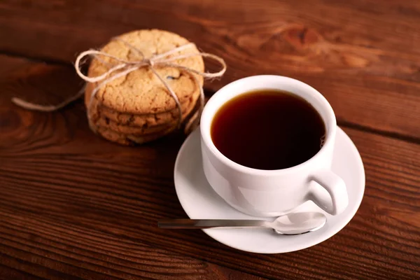 Kaffe och hembakade kakor med choklad. Handgjord choklad cookies och kopp espresso på träbord. Högen av läckra chip cookies. Julkakor. Kex. Havrekaka. — Stockfoto