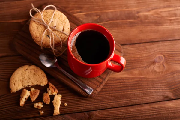 Café e bolachas caseiras com chocolate. Biscoitos artesanais de chocolate e xícara de café expresso em mesa de madeira. Uma pilha de deliciosos biscoitos. Bolachas de Natal. Biscoitos. Biscoitos de aveia . — Fotografia de Stock