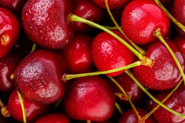 Kiraz arka plan. İzole kiraz. Kırpma yolu ile beyaz arka plan üzerinde izole kiraz meyve. Tatlı beyaz izole kiraz