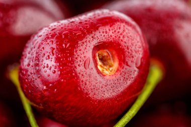 Kiraz arka plan. İzole kiraz. Kırpma yolu ile beyaz arka plan üzerinde izole kiraz meyve. Tatlı beyaz izole kiraz