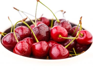 Kiraz arka plan. İzole kiraz. Kırpma yolu ile beyaz arka plan üzerinde izole kiraz meyve. Tatlı beyaz izole kiraz