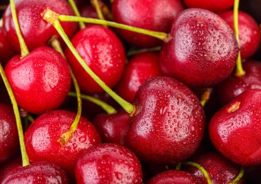 Kiraz arka plan. İzole kiraz. Kırpma yolu ile beyaz arka plan üzerinde izole kiraz meyve. Tatlı beyaz izole kiraz