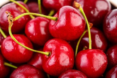 Kiraz arka plan. İzole kiraz. Kırpma yolu ile beyaz arka plan üzerinde izole kiraz meyve. Tatlı beyaz izole kiraz