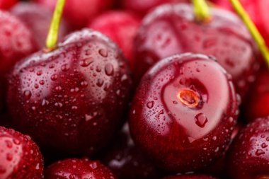 Kiraz arka plan. İzole kiraz. Kırpma yolu ile beyaz arka plan üzerinde izole kiraz meyve. Tatlı beyaz izole kiraz