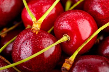 Kiraz arka plan. İzole kiraz. Kırpma yolu ile beyaz arka plan üzerinde izole kiraz meyve. Tatlı beyaz izole kiraz