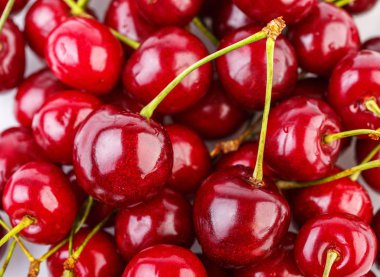 Kiraz arka plan. İzole kiraz. Kırpma yolu ile beyaz arka plan üzerinde izole kiraz meyve. Tatlı beyaz izole kiraz