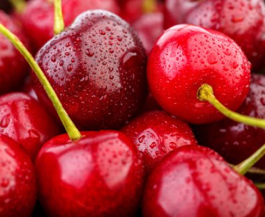 Kiraz arka plan. İzole kiraz. Kırpma yolu ile beyaz arka plan üzerinde izole kiraz meyve. Tatlı beyaz izole kiraz