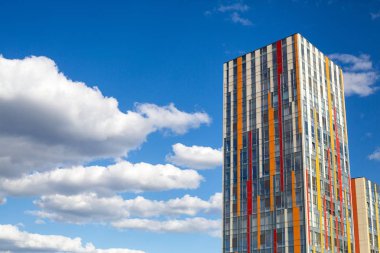 Arka plan cam yüksek artış gelecek gökdelen modern şehir Binası mavi panoramik. Başarı endüstri teknik mimari iş kavramı. Gökdelen. Güneşin altında windows yansıması