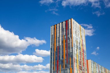 Arka plan cam yüksek artış gelecek gökdelen modern şehir Binası mavi panoramik. Başarı endüstri teknik mimari iş kavramı. Gökdelen. Güneşin altında windows yansıması