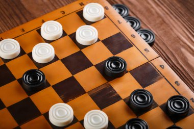 Damalı dama tahtası. Oyun konsepti. Masa oyunu. Hobi olarak. Oyun sahasında bir oyun için dama.