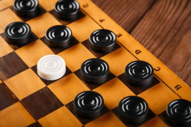 Damalı dama tahtası. Oyun konsepti. Masa oyunu. Hobi olarak. Oyun sahasında bir oyun için dama.