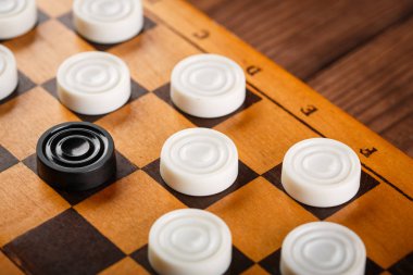 Damalı dama tahtası. Oyun konsepti. Masa oyunu. Hobi olarak. Oyun sahasında bir oyun için dama.