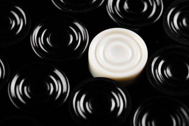 Bir kalabalık. Lider. Siyah ve beyaz. Taslaklar doku. Soyut resim. Masaüstü duvar kağıtları.