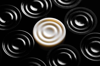 Bir kalabalık. Lider. Siyah ve beyaz. Taslaklar doku. Soyut resim. Masaüstü duvar kağıtları.