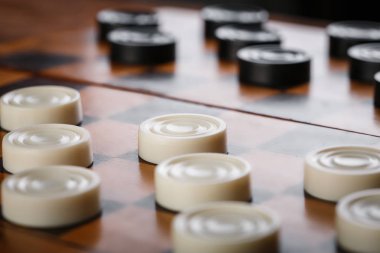 Damalı dama tahtası. Oyun konsepti. Masa oyunu. Hobi olarak. Oyun sahasında bir oyun için dama.