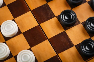 Damalı dama tahtası. Oyun konsepti. Masa oyunu. Hobi olarak. Oyun sahasında bir oyun için dama.