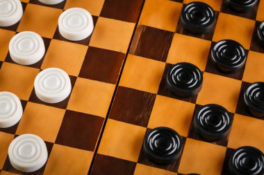 Damalı dama tahtası. Oyun konsepti. Masa oyunu. Hobi olarak. Oyun sahasında bir oyun için dama.