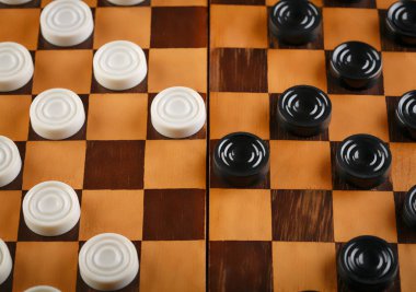 Damalı dama tahtası. Oyun konsepti. Masa oyunu. Hobi olarak. Oyun sahasında bir oyun için dama.