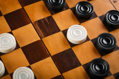 Damalı dama tahtası. Oyun konsepti. Masa oyunu. Hobi olarak. Oyun sahasında bir oyun için dama.