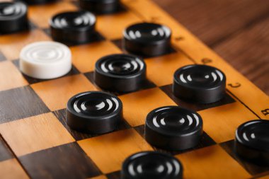 Damalı dama tahtası. Oyun konsepti. Masa oyunu. Hobi olarak. Oyun sahasında bir oyun için dama.