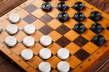 Damalı dama tahtası. Oyun konsepti. Masa oyunu. Hobi olarak. Oyun sahasında bir oyun için dama.