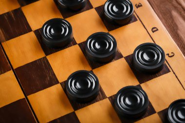 Damalı dama tahtası. Oyun konsepti. Masa oyunu. Hobi olarak. Oyun sahasında bir oyun için dama.