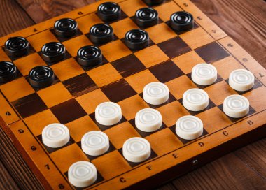 Damalı dama tahtası. Oyun konsepti. Masa oyunu. Hobi olarak. Oyun sahasında bir oyun için dama.