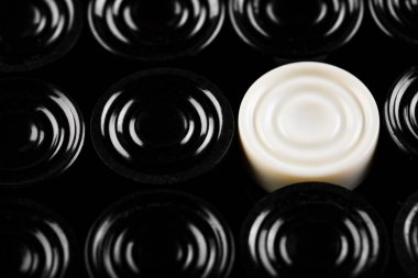 Bir kalabalık. Lider. Siyah ve beyaz. Taslaklar doku. Soyut resim. Masaüstü duvar kağıtları.