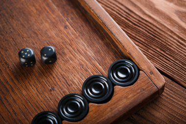 Tavla. Küpleri ve sayaçları bir tavla oyun alanında. Oyun kavramını. Tahta oyunu. Hobi. Zar ve dama oyun alanında tavla oyun için.