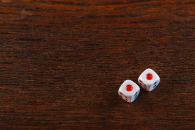 İki zar ahşap bir masa üzerine haddeleme. Kumar düşen dices. Dices tavla oynamak için ayarlayın. Arka tavla masa oyunu. Bu eski Türkçe ve Farsça tablo ile strateji ve şans oyunu.