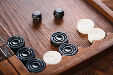 Tavla. Küpleri ve sayaçları bir tavla oyun alanında. Oyun kavramını. Tahta oyunu. Hobi. Zar ve dama oyun alanında tavla oyun için.