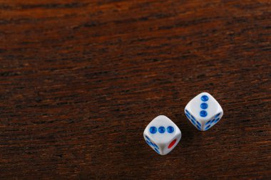 İki zar ahşap bir masa üzerine haddeleme. Kumar düşen dices. Dices tavla oynamak için ayarlayın. Arka tavla masa oyunu. Bu eski Türkçe ve Farsça tablo ile strateji ve şans oyunu.