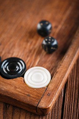 Tavla. Küpleri ve sayaçları bir tavla oyun alanında. Oyun kavramını. Tahta oyunu. Hobi. Zar ve dama oyun alanında tavla oyun için.