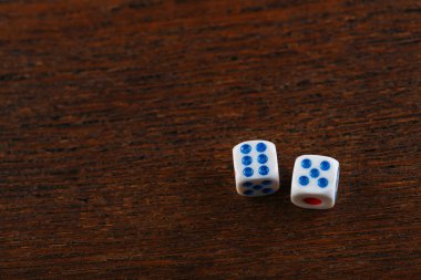 İki zar ahşap bir masa üzerine haddeleme. Kumar düşen dices. Dices tavla oynamak için ayarlayın. Arka tavla masa oyunu. Bu eski Türkçe ve Farsça tablo ile strateji ve şans oyunu.