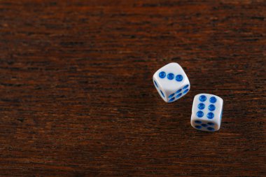 İki zar ahşap bir masa üzerine haddeleme. Kumar düşen dices. Dices tavla oynamak için ayarlayın. Arka tavla masa oyunu. Bu eski Türkçe ve Farsça tablo ile strateji ve şans oyunu.