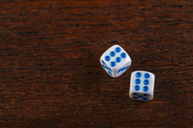 İki zar ahşap bir masa üzerine haddeleme. Kumar düşen dices. Dices tavla oynamak için ayarlayın. Arka tavla masa oyunu. Bu eski Türkçe ve Farsça tablo ile strateji ve şans oyunu.