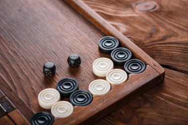 Tavla. Küpleri ve sayaçları bir tavla oyun alanında. Oyun kavramını. Tahta oyunu. Hobi. Zar ve dama oyun alanında tavla oyun için.