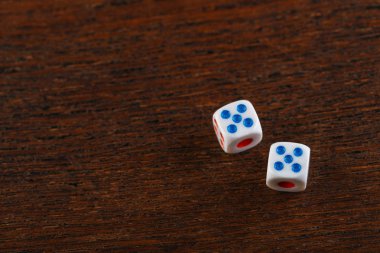 İki zar ahşap bir masa üzerine haddeleme. Kumar düşen dices. Dices tavla oynamak için ayarlayın. Arka tavla masa oyunu. Bu eski Türkçe ve Farsça tablo ile strateji ve şans oyunu.