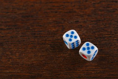 İki zar ahşap bir masa üzerine haddeleme. Kumar düşen dices. Dices tavla oynamak için ayarlayın. Arka tavla masa oyunu. Bu eski Türkçe ve Farsça tablo ile strateji ve şans oyunu.