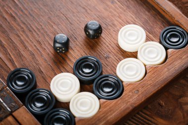 Tavla. Küpleri ve sayaçları bir tavla oyun alanında. Oyun kavramını. Tahta oyunu. Hobi. Zar ve dama oyun alanında tavla oyun için.