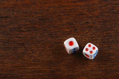 İki zar ahşap bir masa üzerine haddeleme. Kumar düşen dices. Dices tavla oynamak için ayarlayın. Arka tavla masa oyunu. Bu eski Türkçe ve Farsça tablo ile strateji ve şans oyunu.