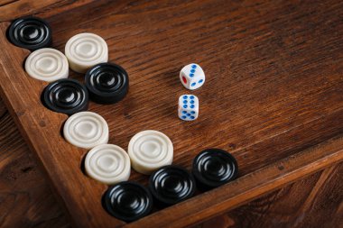 Tavla. Küpleri ve sayaçları bir tavla oyun alanında. Oyun kavramını. Tahta oyunu. Hobi. Zar ve dama oyun alanında tavla oyun için.