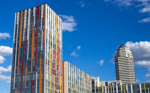 Arka plan cam yüksek artış gelecek gökdelen modern şehir Binası mavi panoramik. Başarı endüstri teknik mimari iş kavramı. Gökdelen. Güneşin altında windows yansıması