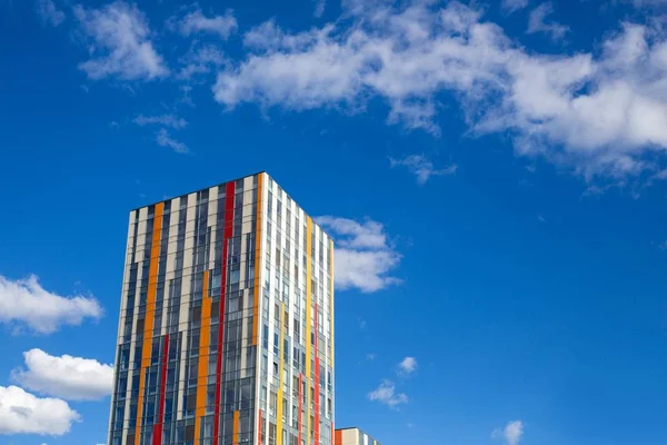 Arka plan cam yüksek artış gelecek gökdelen modern şehir Binası mavi panoramik. Başarı endüstri teknik mimari iş kavramı. Gökdelen. Güneşin altında windows yansıması