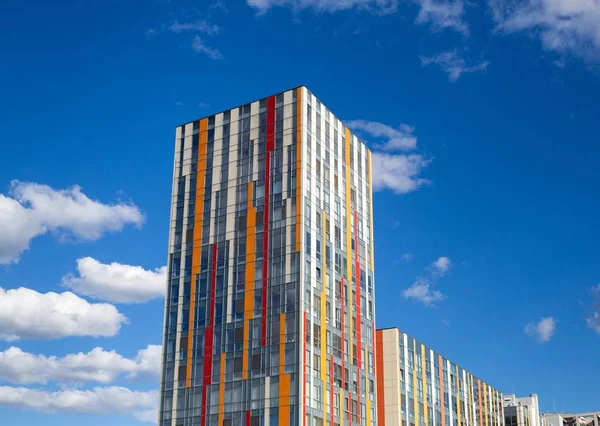 Arka plan cam yüksek artış gelecek gökdelen modern şehir Binası mavi panoramik. Başarı endüstri teknik mimari iş kavramı. Gökdelen. Güneşin altında windows yansıması