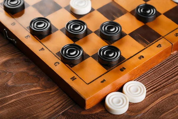 Damalı dama tahtası. Oyun konsepti. Masa oyunu. Hobi olarak. Oyun sahasında bir oyun için dama.