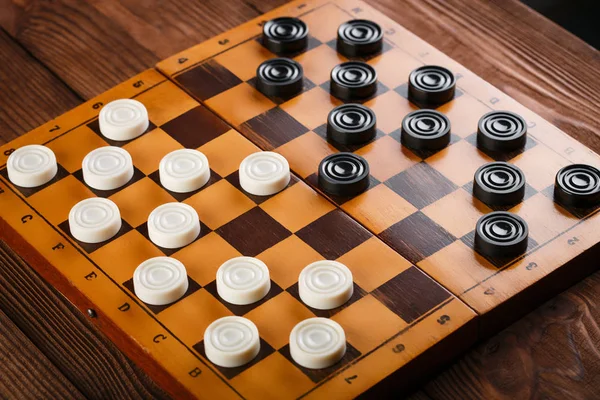 Damalı dama tahtası. Oyun konsepti. Masa oyunu. Hobi olarak. Oyun sahasında bir oyun için dama.